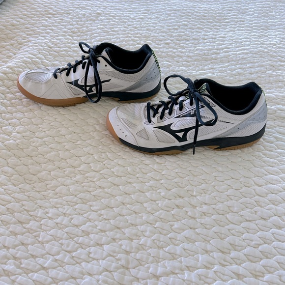 Mizuno volleyball shoes women size 11 - Picture 9 of 10